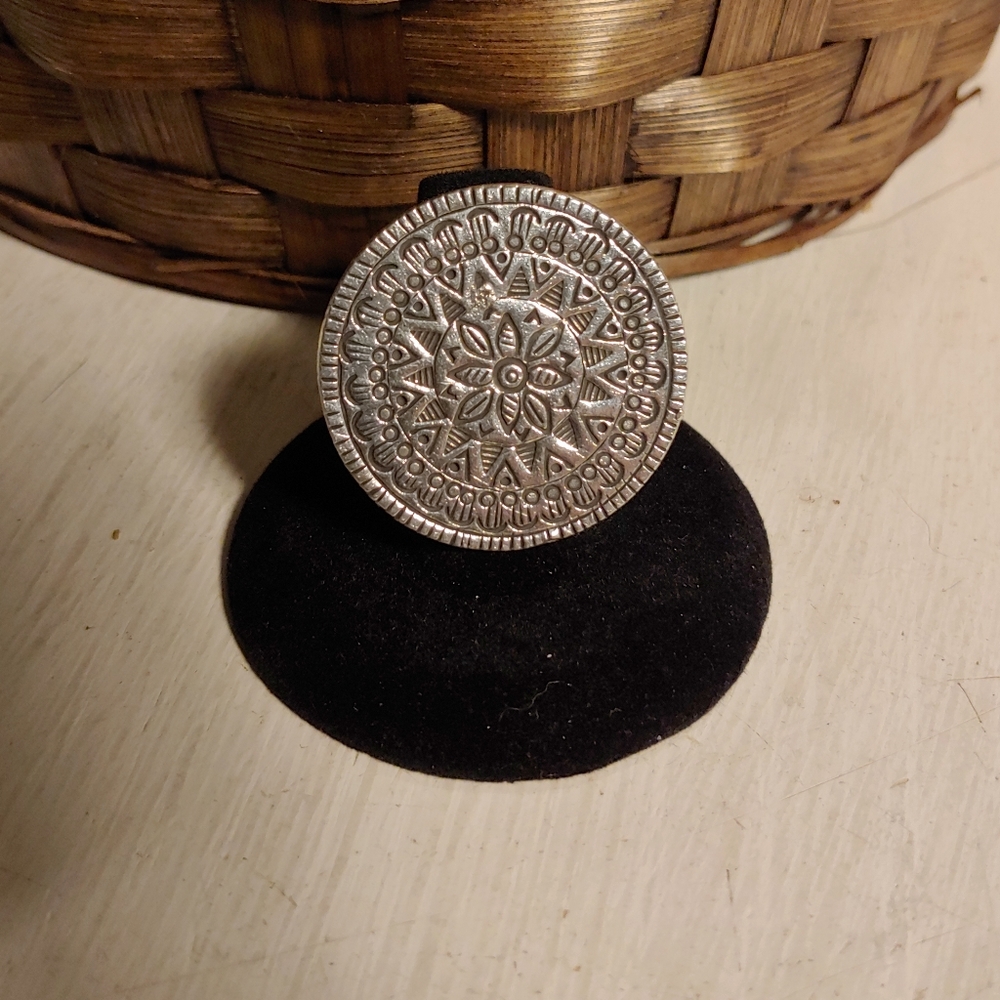 Unmarked Silver Ring With Flower Pattern - image 2